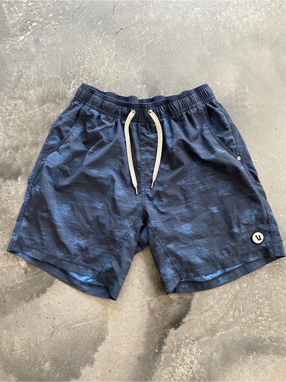 Vuori Kore Short Lined 7" Sz L Men's 
(May A-1)